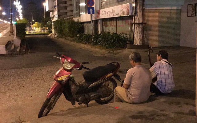 "Người mù làm sao biết chia tiền?" - câu chuyện phía sau khiến người đọc cay mắt