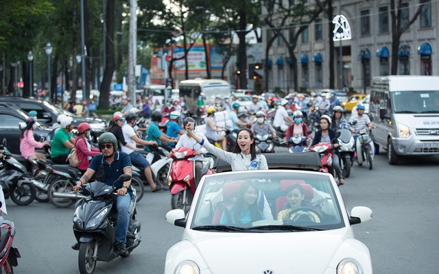 "Võ Mỵ Nương" Trương Quân Ninh gây náo loạn khi xuất hiện tại TP.HCM