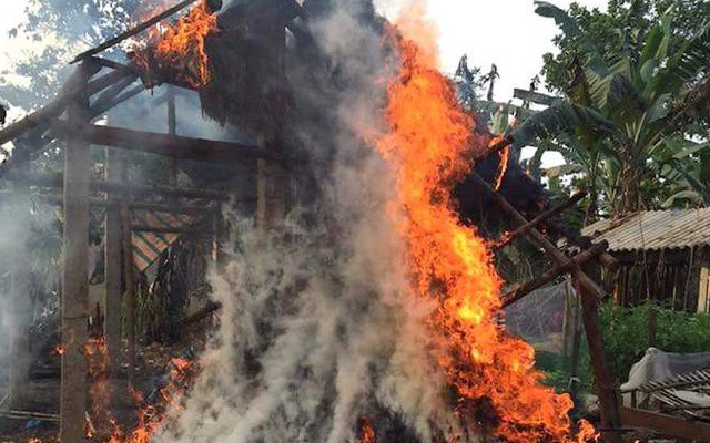 Phát hiện cháy nhà, mẹ lao vào ôm con chạy thoát thân