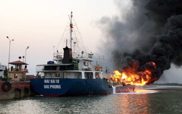Tàu chở dầu cháy lớn ở Hải Phòng đang chở 900m3 xăng A92