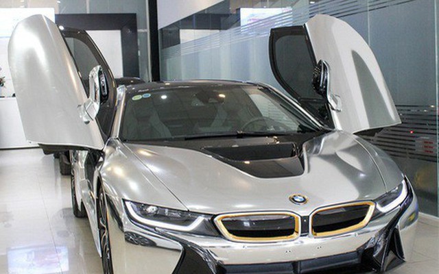 BMW i8 dán decal chrome bạc độc nhất Việt Nam rao bán lại giá 3,9 tỷ đồng