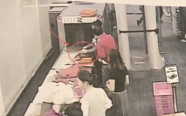 Cận cảnh nhân viên an ninh sân bay trộm tiền trong túi hành lí của khách