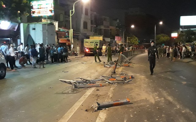 Xe ben cuốn hàng loạt xe máy vào gầm ở Sài Gòn, người bị thương nằm la liệt trên đường
