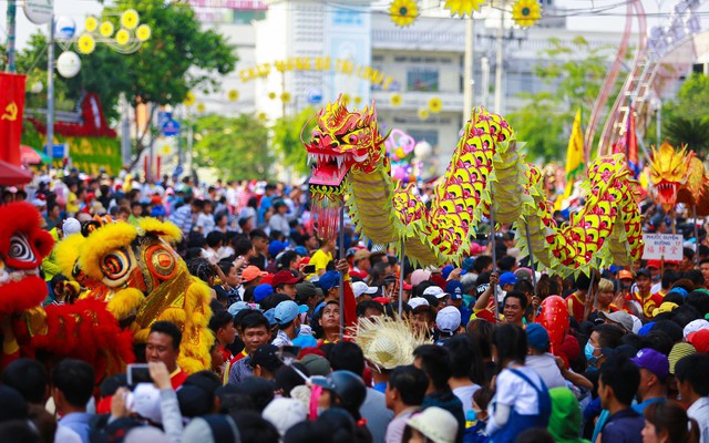 Lễ rước Bà Thiên Hậu thu hút hàng vạn du khách đổ về Thủ Dầu Một