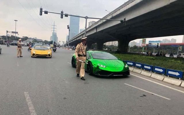 Hai siêu xe Lamborghini bị CSGT Hà Nội tuýt còi khiến nhiều người xôn xao