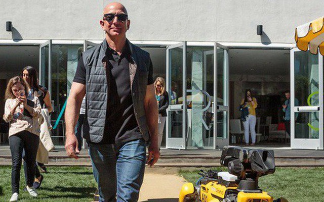 Nhân ngày nắng đẹp, ông chú giàu nhất thế giới Jeff Bezos quyết định dắt chó ROBOT đi dạo cho bảnh