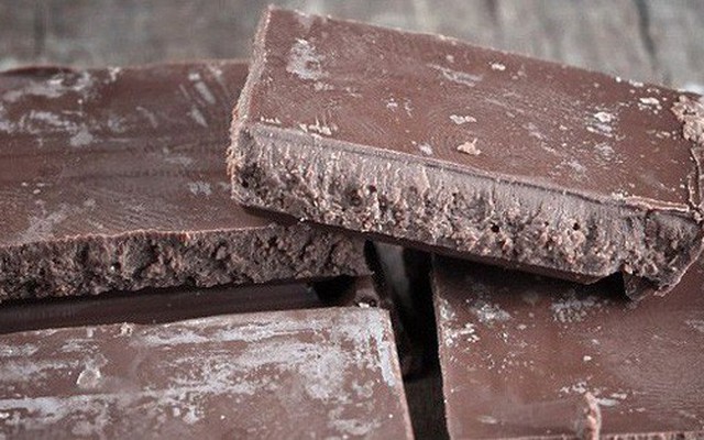 Phát hiện mảng trắng trên bề mặt chocolate, bạn ăn tiếp hay vứt bỏ chúng?Khoa học giải đáp rồi đây