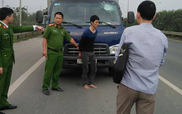 Ném vỡ kính xe tải trên đại lộ Thăng Long rồi bỏ chạy