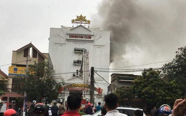 Cháy quán karaoke 6 tầng ở Hà Tĩnh, 3 người bị mắc kẹt bên trong