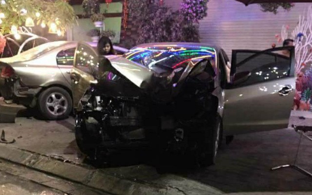 Lái xe tử vong, 5 người bị thương sau khi ô tô mất lái tông cây ven đường