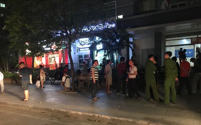 Cháy chung cư ở Hà Nội, nhiều người dân hoảng sợ bỏ chạy
