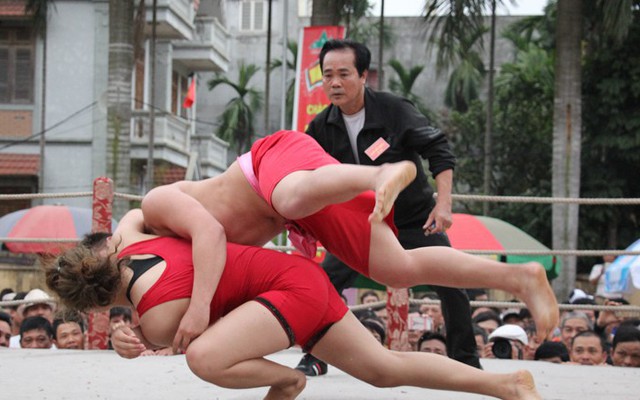 Video: Nữ đô vật quật 'lấm lưng, trắng bụng' trai đất Cảng trong hội làng Vân