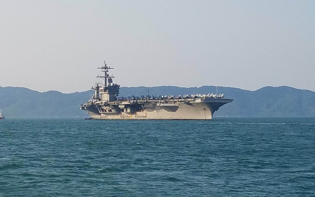 Tàu sân bay Mỹ và nhóm tàu hộ tống thả neo tại Đà Nẵng