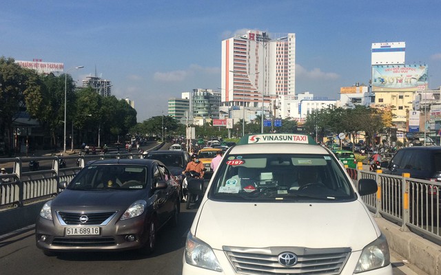 3 ô tô va chạm liên hoàn, cặp vợ chồng cùng 2 con nhỏ kêu cứu trong taxi