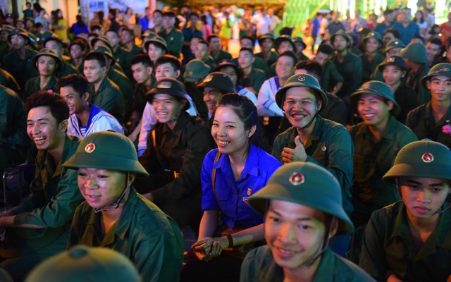 Cô gái 24 tuổi ở Sài Gòn vui hết mình đêm trước ngày lên đường nhập ngũ