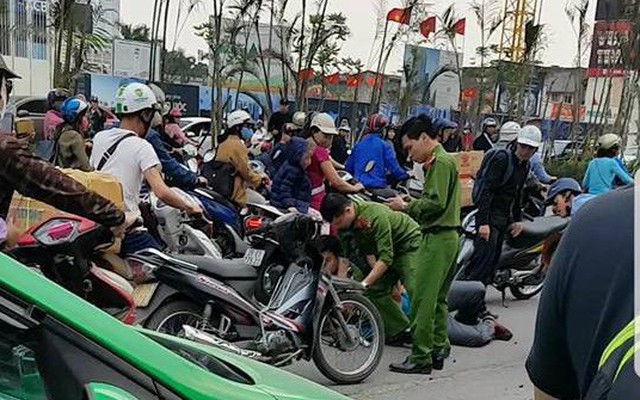 Hà Nội: Tài xế xe khách lạng lách đánh võng vào giờ cao điểm, hành hung công an