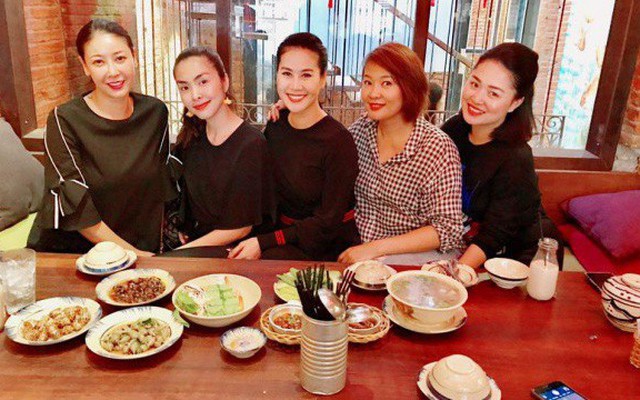 Đi ăn cùng bạn bè, Hà Tăng lại khéo léo che chắn vòng hai giữa tin đồn bầu bí?
