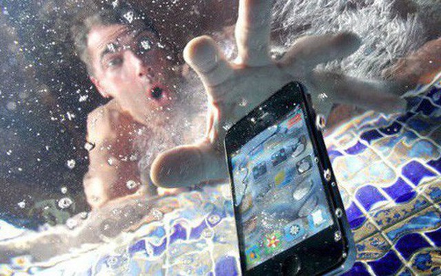 Tại sao smartphone chống nước cao cấp nhất cũng có lúc "chết đuối trên cạn" một cách tức tưởi?