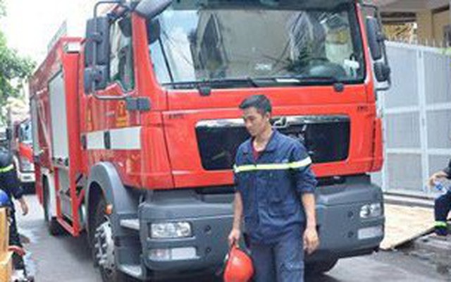 Giải cứu cụ già 70 tuổi bị kẹt trong đám cháy lớn ở Sài Gòn