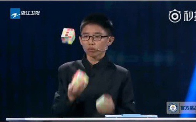 Cậu bé 12 tuổi gây ngỡ ngàng cả thế giới khi hoàn thành xếp 3 khối Rubik khi chơi tung hứng