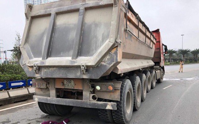 Xe tải cuốn xe máy vào gầm, kéo lê hàng trăm mét trên phố Hà Nội