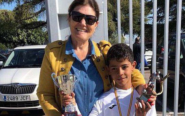 Ronaldo chúc mừng con trai lại giật giải Vua phá lưới cấp trường