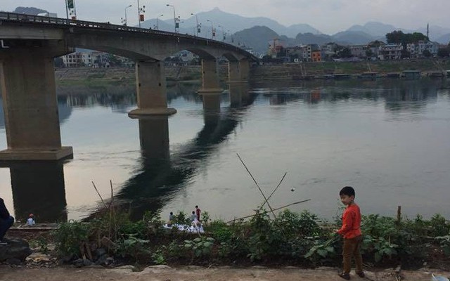 Đang đi trên cầu, nam thanh niên bất ngờ nhảy xuống sông Đà tự tử