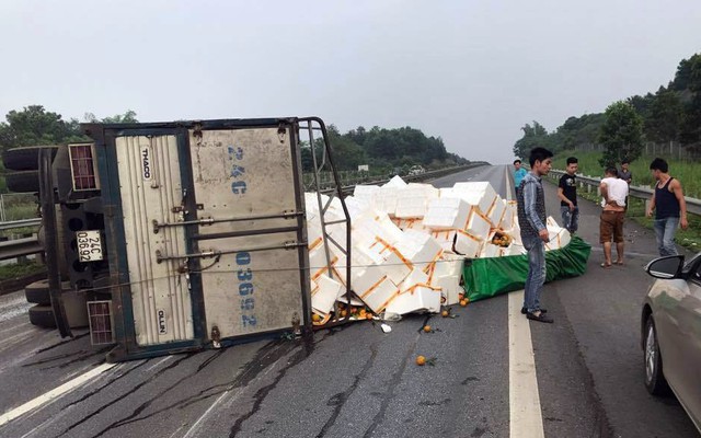 Người đi đường thu dọn hoa quả giúp xe tải gặp nạn trên cao tốc Nội Bài – Lào Cai