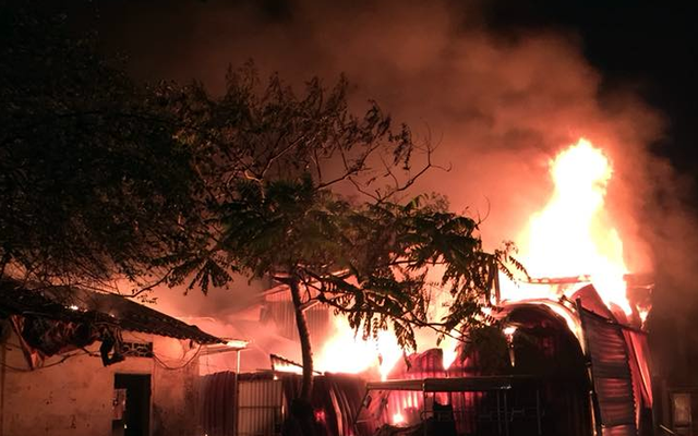 Hà Nội: Huy động 6 xe cứu hỏa dập đám cháy ở xưởng gỗ lúc nửa đêm
