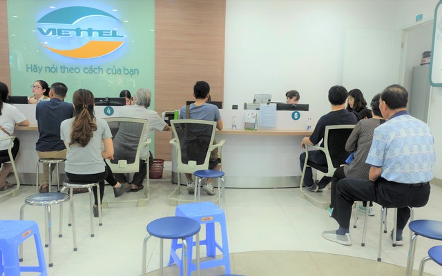 Các văn phòng Viettel Hà Nội vắng vẻ trong ngày đầu lùi hạn bổ sung thông tin thuê bao