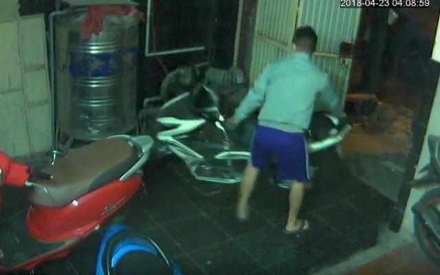 4 thanh niên phá cửa đột nhập trộm 2 xe máy ở Sài Gòn