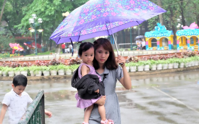 Bế con nhỏ đội mưa đến các điểm vui chơi ở Hà Nội trong ngày giỗ Tổ Hùng Vương