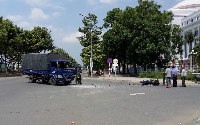 Nam thanh niên không đội mũ bảo hiểm nguy kịch khi lao vào xe tải