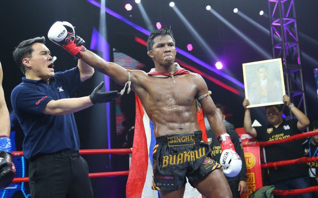 Trở lại ấn tượng, "Thánh Muay" Buakaw đè bẹp nhà vô địch châu Âu