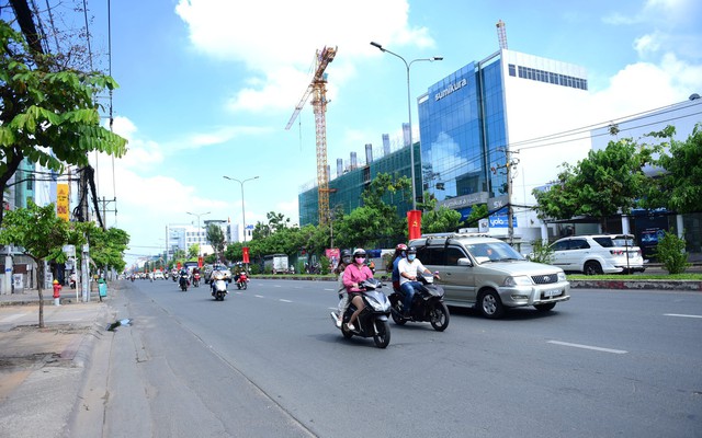 Người dân đi nghỉ lễ, đường phố Sài Gòn vắng vẻ, yên bình