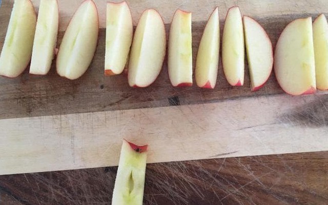 Quả táo cắt rồi để cả ngày cũng không bị thâm đen chỉ với 1 thứ nhỏ xíu mà nhà nào cũng có