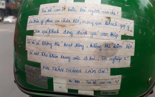 Vừa ngồi lên xe, khách đã giật mình với tờ giấy dán trên mũ bảo hiểm của tài xế Grabbike