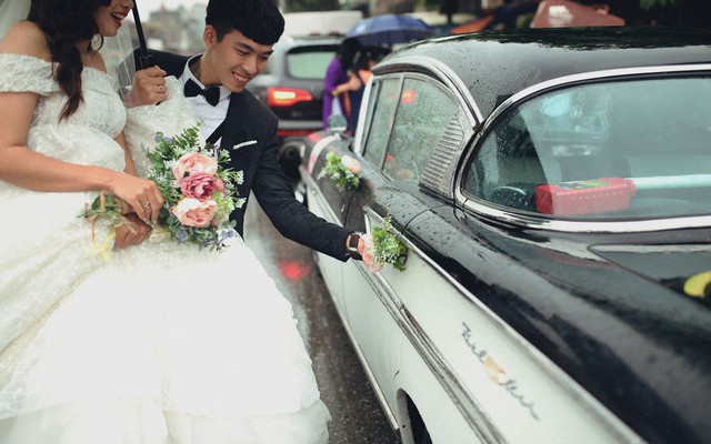 Hà Nội: Màn rước dâu bằng dàn xế cổ dưới trời mưa khiến bao người trầm trồ