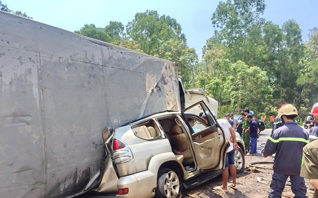 Xe tải đè nát bét xe du lịch trên đèo Cù Mông, 2 người tử nạn