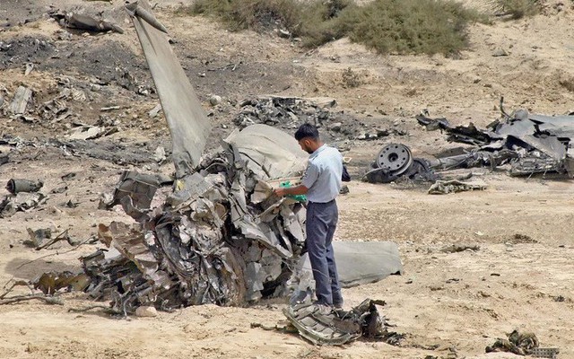 Máy bay chiến đấu do Trung Quốc sản xuất đâm đầu xuống đất, phi công thiệt mạng