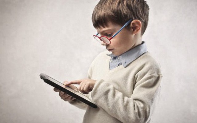 Thực trạng đáng nghĩ: Trẻ em tại Anh không biết cách mở sách, mà lướt ngón tay như trên máy tính bảng