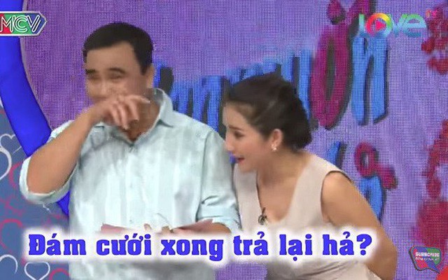 Chàng trai mang bản dự toán chi phí đám cưới lên sân khấu, cô gái vội bấm nút đồng ý