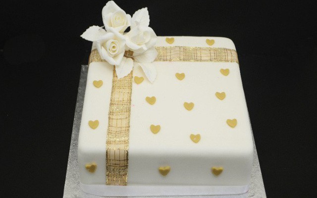 Gần 10 triệu đồng chiếc bánh sinh nhật dát vàng “sang chảnh”
