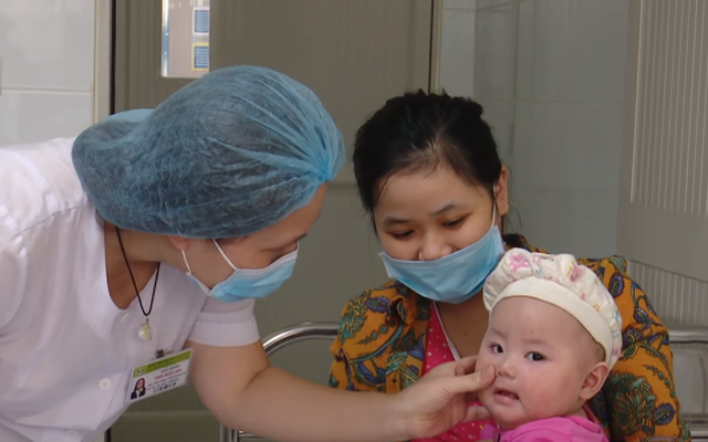 Phát ban toàn thân, sốt ≥ 39°C- 40°C – Bác sĩ nhắc phụ huynh có trẻ nhỏ hết sức lưu ý