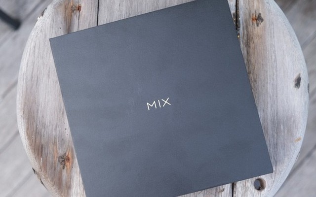 Bên trong hộp của Xiaomi Mi Mix 2S có gì?
