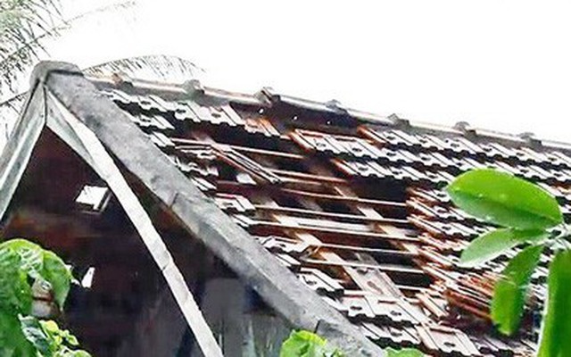 Nghệ An: Mưa đá, lốc xoáy "càn quét" bất ngờ, hàng trăm ngôi nhà bị tốc mái