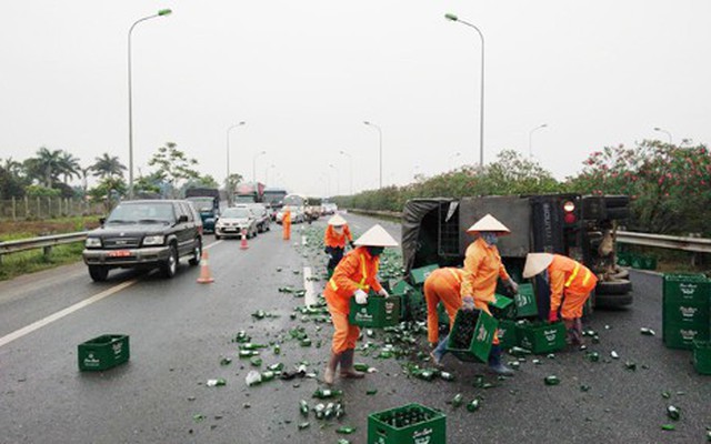 Xe tải chở bia lật trên đường Thăng Long, tài xế phải đi cấp cứu