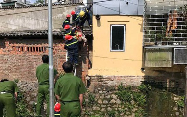 Nam thanh niên 18 tuổi bị điện giật tử vong khi sửa mái nhà