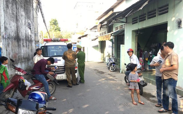 Gọi chồng dậy đi làm thì thấy nằm bất động trên gác, vợ la hét cầu cứu