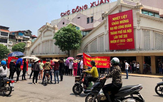 Hàng trăm tiểu thương chợ Đồng Xuân căng băng rôn phản đối vì nghe tin xây mới chợ